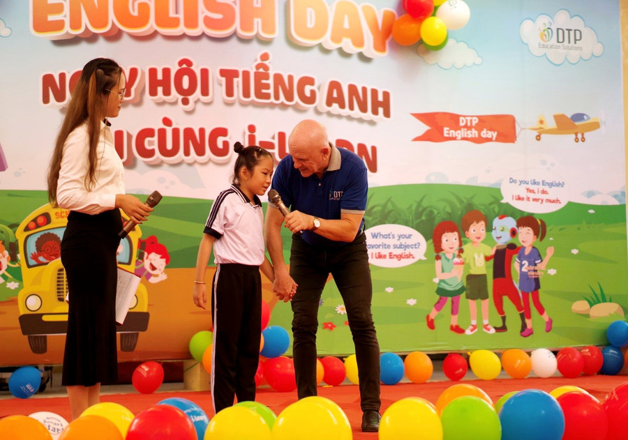 Học sinh tham gia hoạt động “Ngày hội Tiếng Anh” cùng giáo viên là người nước ngoài. Học sinh tham gia hoạt động “Ngày hội Tiếng Anh” cùng giáo viên là người nước ngoài.