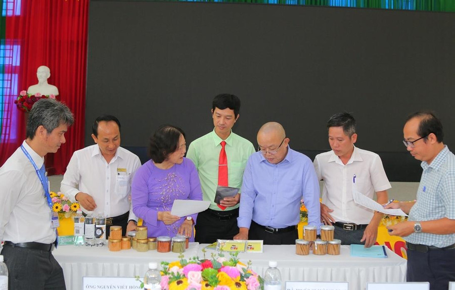 Ban Tổ chức thảo luận các dự án tại cuộc thi “Ý tưởng khởi nghiệp đổi mới sáng tạo - KGU STARTUP 2022”.