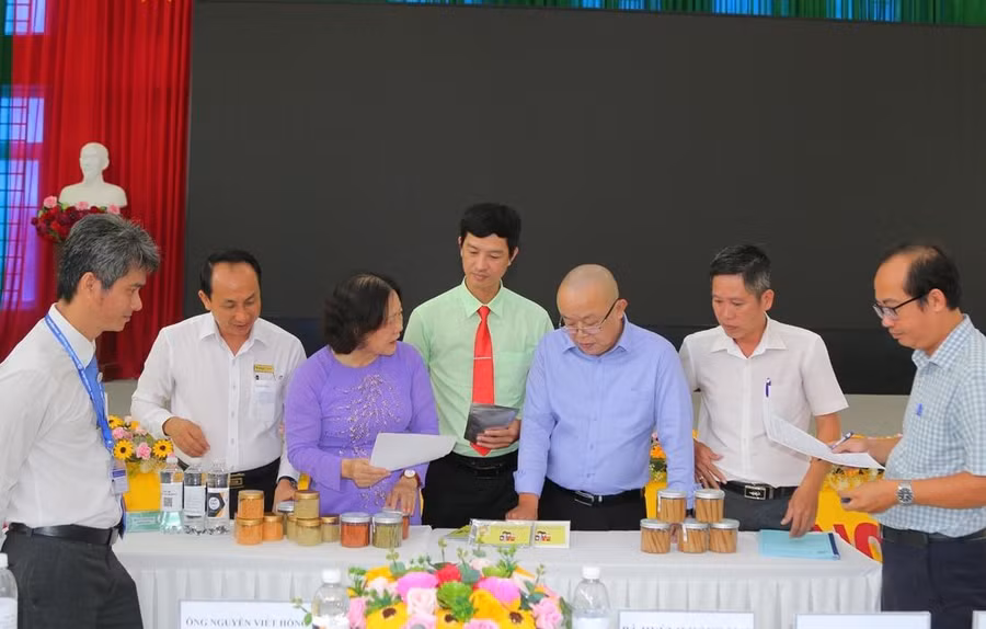 Ban Tổ chức thảo luận các dự án tại cuộc thi “Ý tưởng khởi nghiệp đổi mới sáng tạo - KGU STARTUP 2022”.