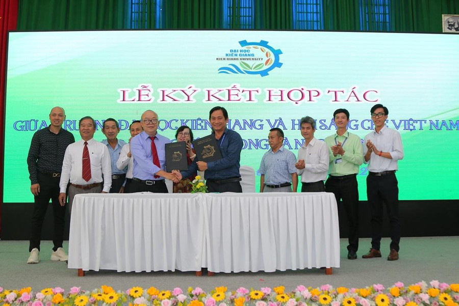 TS Nguyễn Văn Thành, Phó Hiệu trưởng Trường ĐH Kiên Giang và doanh nghiệp ký kết ghi nhớ hợp tác về lĩnh vực đào tạo và khởi nghiệp.