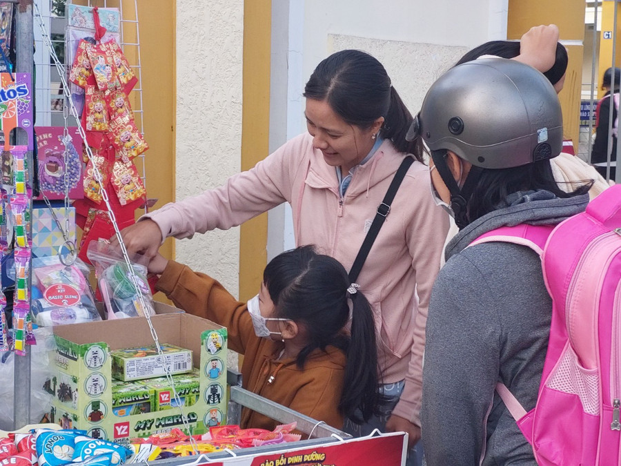 Học sinh hào hứng chọn quà trước khi vào lớp học. Học sinh hào hứng chọn quà trước khi vào lớp học.