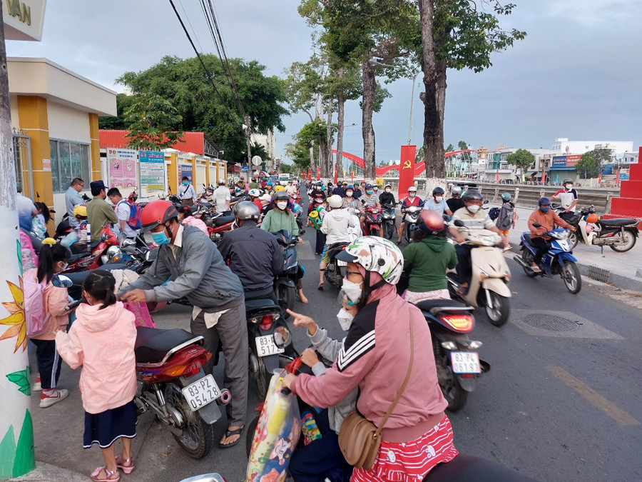Khu vực trường học đông đúc trở lại như thường nhật. Khu vực trường học đông đúc trở lại như thường nhật.