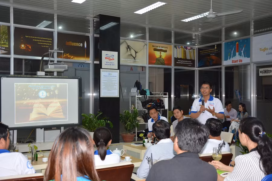 Một buổi sinh hoạt của CLB đọc sách Trường ĐH Đồng Tháp.