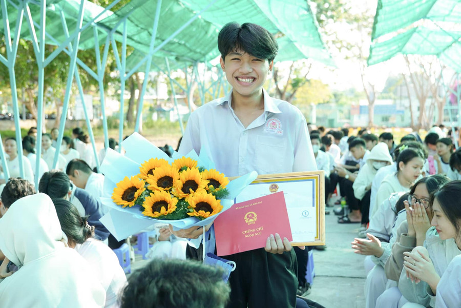 Em Lâm Phú Cường, HS lớp 12CB6 Trường THPT Đỗ Công Tường (Đồng Tháp) đạt bậc 3 (B1) trong kỳ thi Đánh giá năng lực Tiếng Anh. Em Lâm Phú Cường, HS lớp 12CB6 Trường THPT Đỗ Công Tường (Đồng Tháp) đạt bậc 3 (B1) trong kỳ thi Đánh giá năng lực Tiếng Anh.