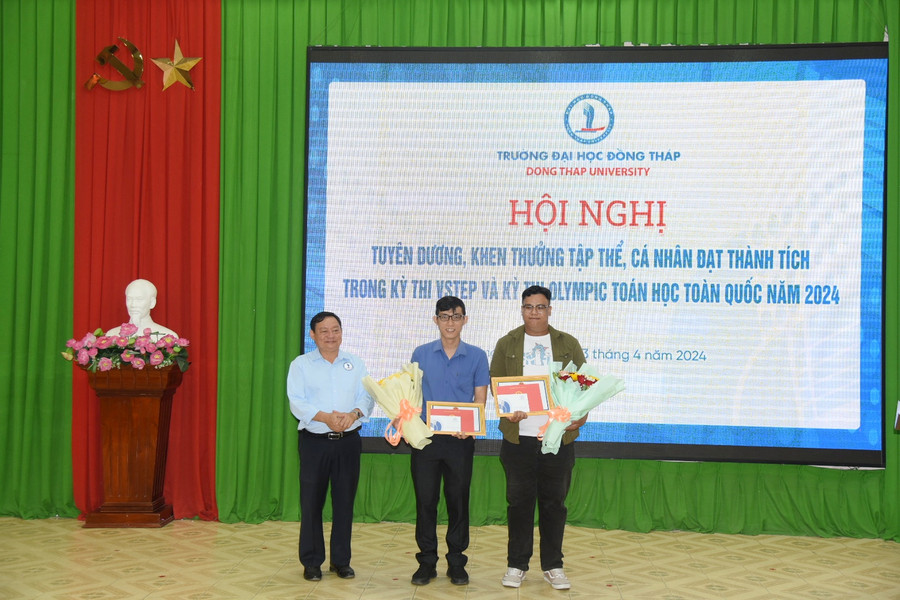 TS Hồ Văn Thống, Hiệu trưởng Trường ĐH Đồng Tháp khen thưởng thí sinh đạt điểm cao trong kì thi VSTEP. TS Hồ Văn Thống, Hiệu trưởng Trường ĐH Đồng Tháp khen thưởng thí sinh đạt điểm cao trong kì thi VSTEP.
