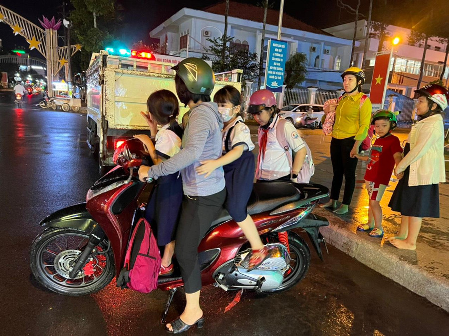 Mẹ con chị Trần Thị Lan được đưa ra khỏi khu vực ngập nước và trở về nhà. Mẹ con chị Trần Thị Lan được đưa ra khỏi khu vực ngập nước và trở về nhà.