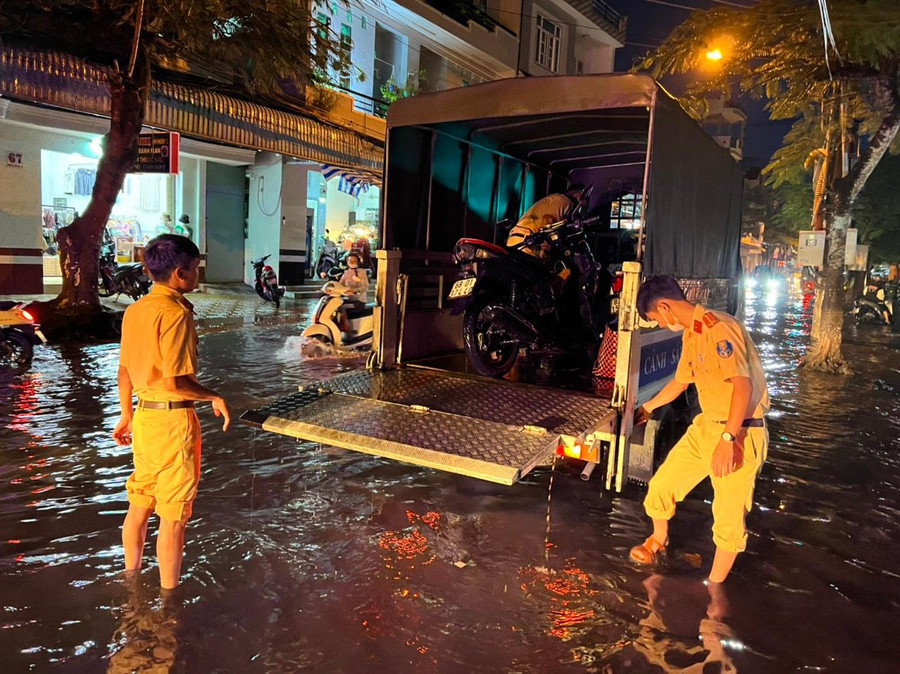 Lực lượng chức năng hỗ trợ phụ huynh, học sinh qua khỏi đoạn đường ngập nước. Lực lượng chức năng hỗ trợ phụ huynh, học sinh qua khỏi đoạn đường ngập nước.