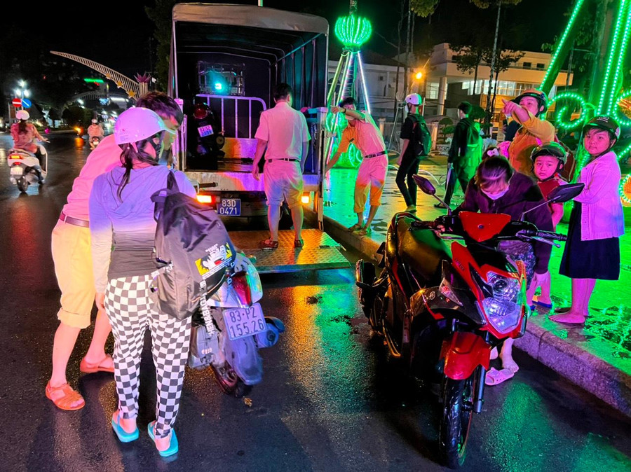 Cả người và xe được đưa lên xe đặc chủng. Cả người và xe được đưa lên xe đặc chủng.