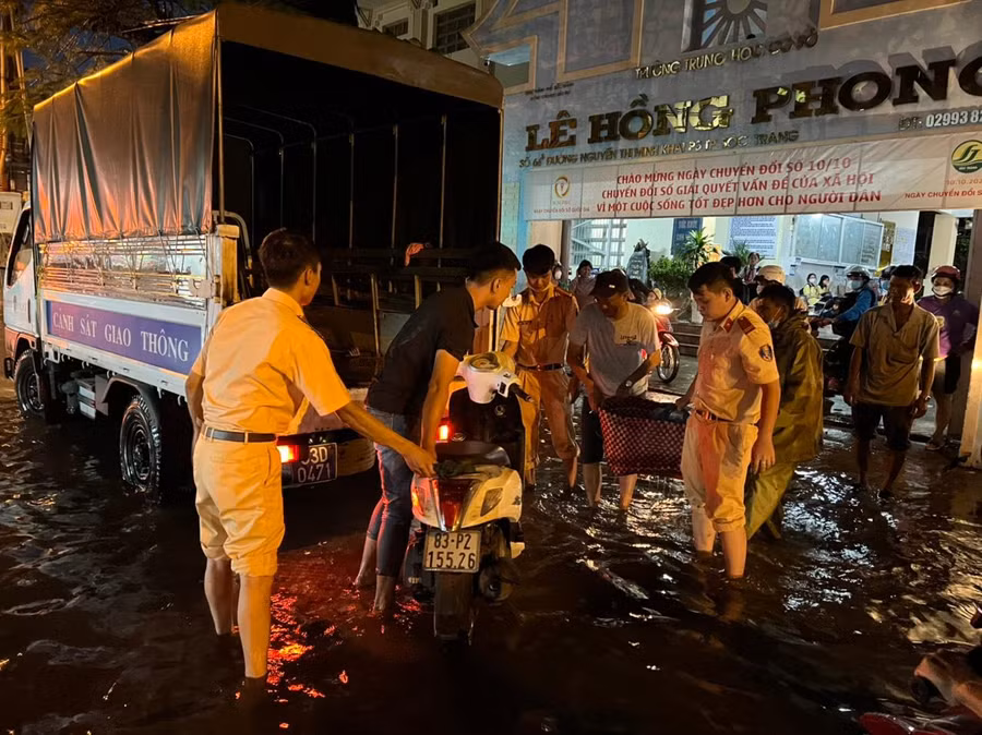 Đường phía trước Trường THCS Lê Hồng Phong, TP Sóc Trăng bị ngập sâu.