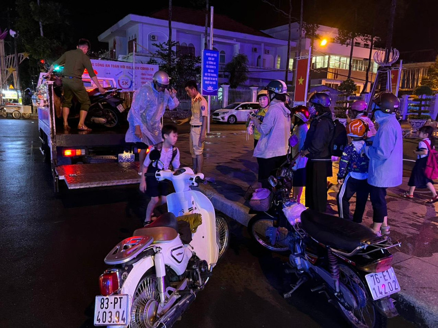 Phụ huynh, học sinh được đưa ra khỏi khu vực ngập nước. Phụ huynh, học sinh được đưa ra khỏi khu vực ngập nước.