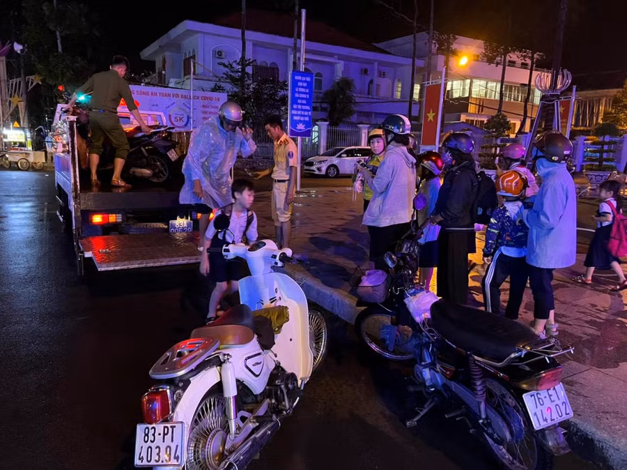 Phụ huynh, học sinh được đưa ra khỏi khu vực ngập nước.