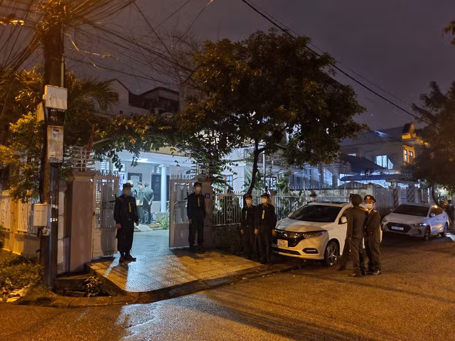 Công an tiến hành khám xét nơi ở của đối tượng.