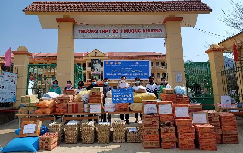 Trường THPT số 1 TP Lào Cai hỗ trợ nhu yếu phẩm cho Trường THPT số 3 Mường Khương. Ảnh: NTCC