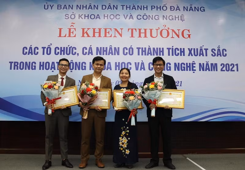Các nhà khoa học, giảng viên thuộc ĐH Đà Nẵng được UBND TP Đà Nẵng khen thưởng vì có thành tích xuất sắc trong hoạt động khoa học công nghệ năm 2021. Ảnh: TG