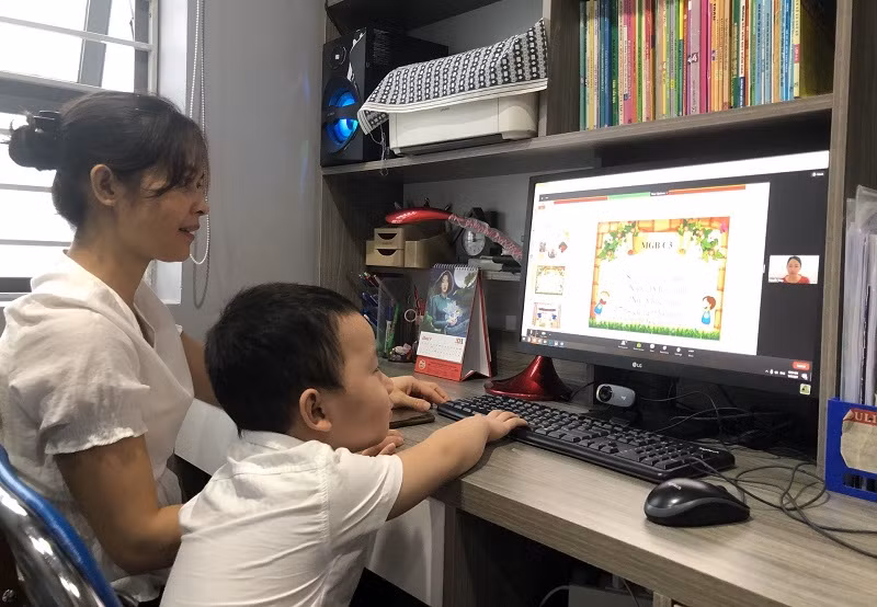 Học sinh Trường Mầm non Giáp Bát (Hoàng Mai, Hà Nội) được hướng dẫn vận động, vui chơi trực tuyến dưới sự hỗ trợ của gia đình. Ảnh: TG