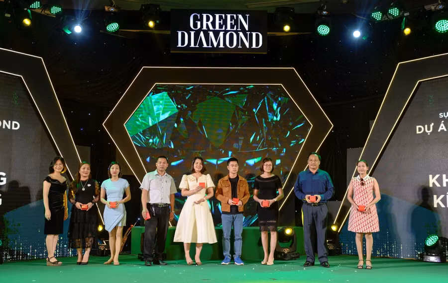 Những khách hàng đầu tiên ký hợp đồng mua bán được trao tặng phần quà đặc biệt.