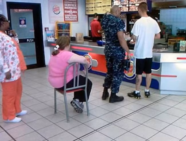 Xếp hàng chờ còn lâu nên mang ghế ra ngồi đỡ mỏi chân.