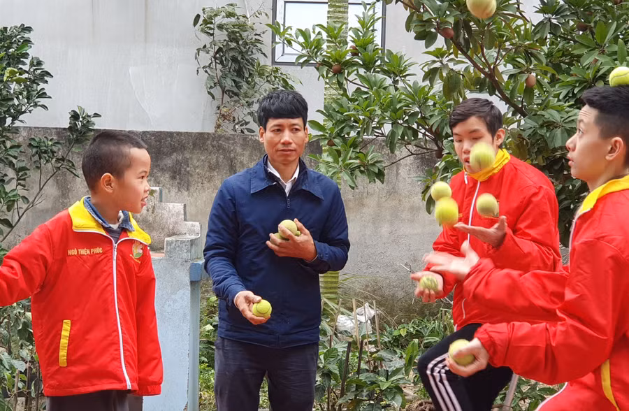 Thầy Trần Hảo luyện kỹ thuật tung hứng bóng cho các em nhỏ tự kỷ tại Trung tâm Hoa Xuyến Chi. Ảnh: Kiều Mai