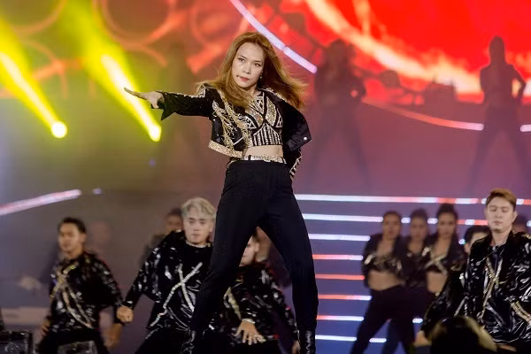 Hình ảnh của nữ ca sĩ Mỹ Tâm trong liveshow "Tri âm".