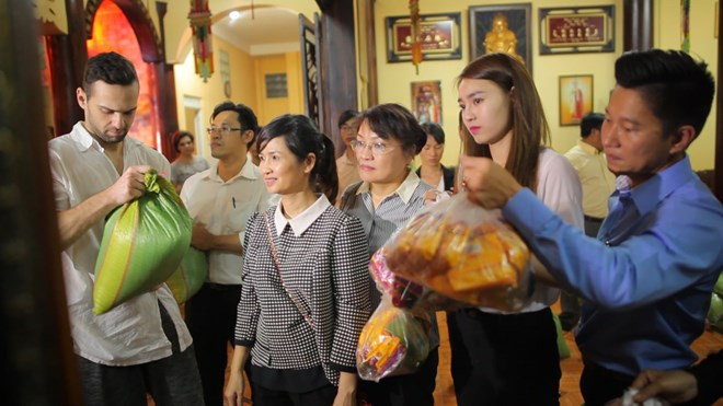 Lan Ngoc giản dị đi từ thiện.