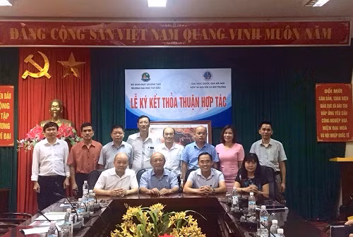 PGS.TS. Lưu Thế Anh, TS. Đoàn Đức Lân cùng cán bộ VNU-CRES và TBU tham dự Lễ ký kết