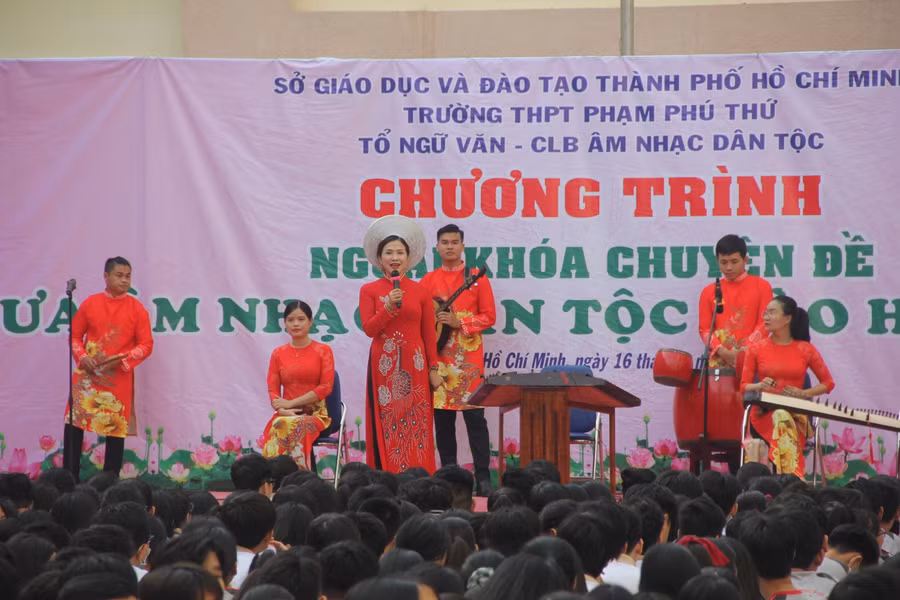 Chuyên đề Đưa âm nhạc dân tộc vào học đường được Trường THPT Phạm Phú Thứ tổ chức vào sáng 16/9
