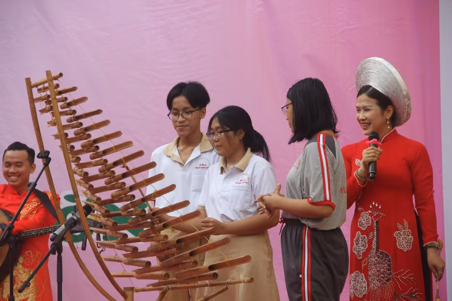 Học sinh được NSƯT Tuyết Mai dạy cách chơi đàn T" rưng