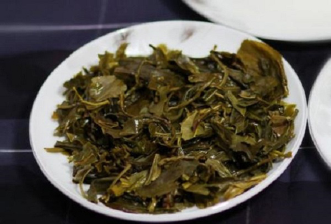 Mọi người lưu ý là phải phơi khô bã trà trước nhé và tốt nhất là dùng bã trà xanh.