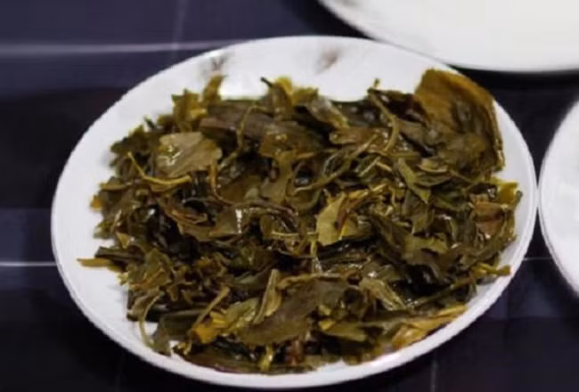 Mọi người lưu ý là phải phơi khô bã trà trước nhé và tốt nhất là dùng bã trà xanh.