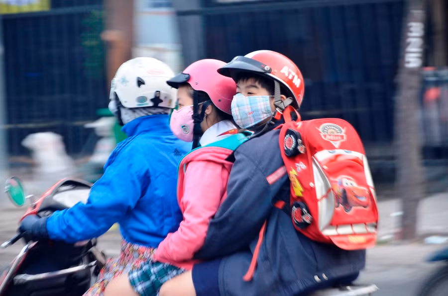 TP.HCM lạnh nhất 10 năm qua, người dân co ro xuống phố