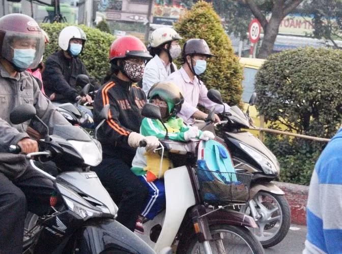 TP.HCM lạnh nhất 10 năm qua, người dân co ro xuống phố