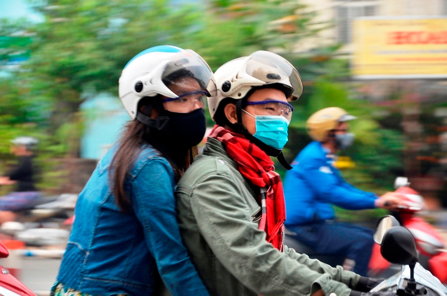 TP.HCM lạnh nhất 10 năm qua, người dân co ro xuống phố