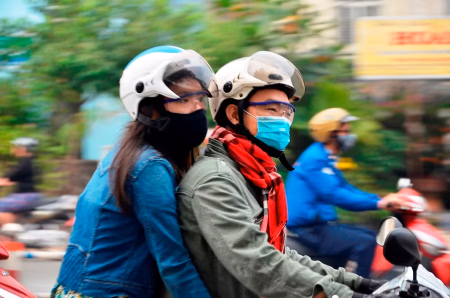 TP.HCM lạnh nhất 10 năm qua, người dân co ro xuống phố