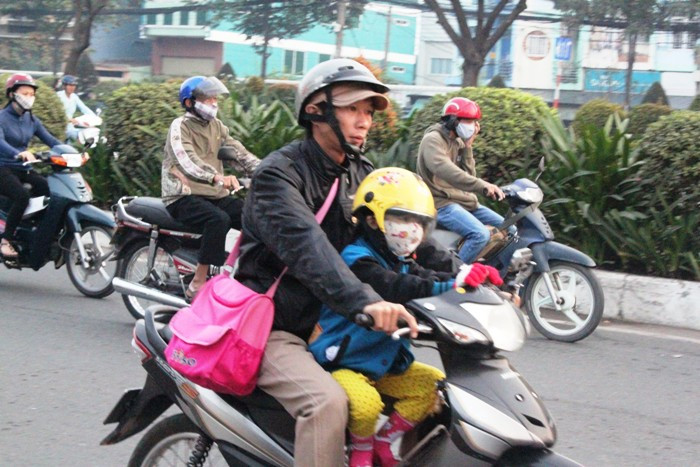 TP.HCM lạnh nhất 10 năm qua, người dân co ro xuống phố