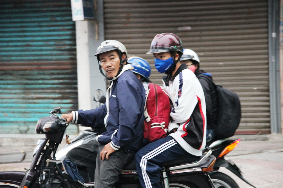 TP.HCM lạnh nhất 10 năm qua, người dân co ro xuống phố