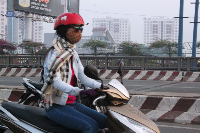 TP.HCM lạnh nhất 10 năm qua, người dân co ro xuống phố