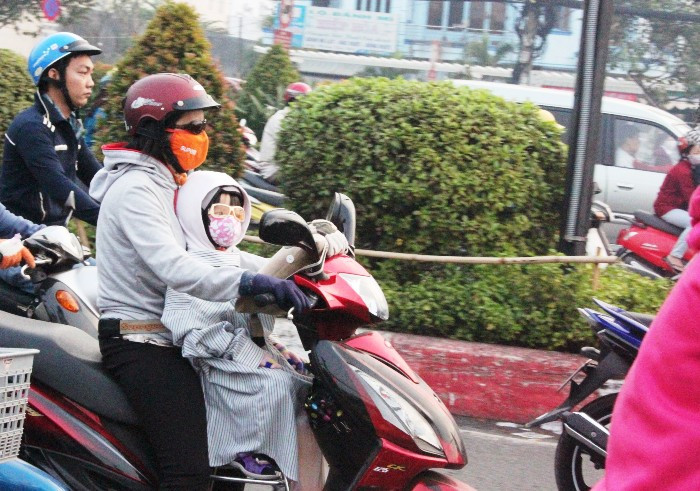 TP.HCM lạnh nhất 10 năm qua, người dân co ro xuống phố