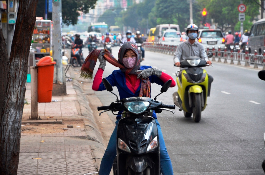 TP.HCM lạnh nhất 10 năm qua, người dân co ro xuống phố