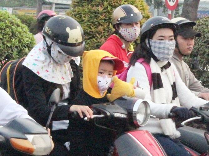 TP.HCM lạnh nhất 10 năm qua, người dân co ro xuống phố