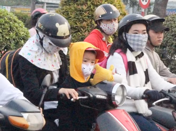 TP.HCM lạnh nhất 10 năm qua, người dân co ro xuống phố