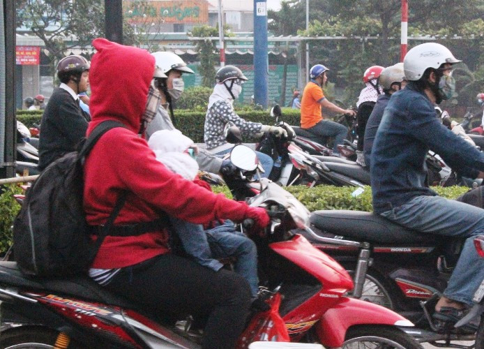 TP.HCM lạnh nhất 10 năm qua, người dân co ro xuống phố