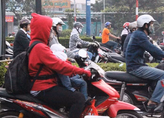 TP.HCM lạnh nhất 10 năm qua, người dân co ro xuống phố