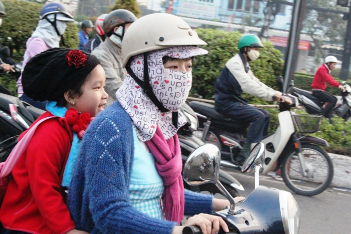 TP.HCM lạnh nhất 10 năm qua, người dân co ro xuống phố