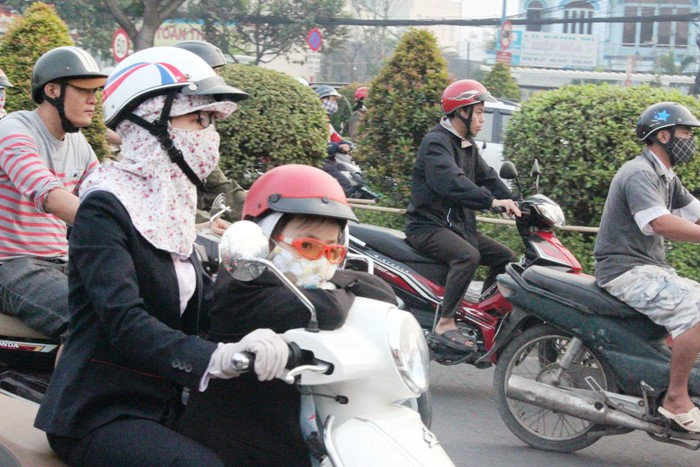 TP.HCM lạnh nhất 10 năm qua, người dân co ro xuống phố