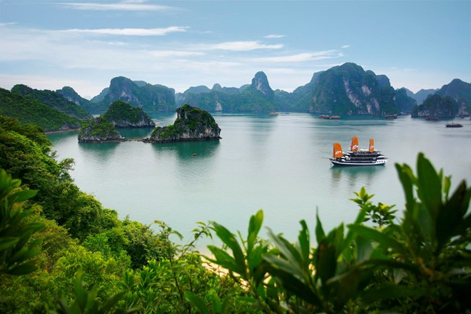 Vịnh Hạ Long, kỳ quan thiên nhiên thế giới, sẽ khiến bạn mê mẩn với những núi đá vôi trên biển, hải sản ngon. Ngoài ra, khi đến đây, bạn đừng quên ghé thăm nhiều quần đảo hoang sơ như Ti tốp, Cô Tô, Quan Lạn hay động Thiên Cung... Ảnh: Vietnamtourism. vietnamtourism