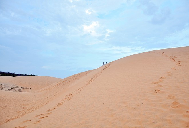 Phan Thiết: Không còn là mùa du lịch biển, song Phan Thiết không chỉ có biển, mà còn có đồi cát, tháp Chàm, hải sản, đặc sản. Ảnh: Văn Tuấn. Phan Thiết: Không còn là mùa du lịch biển, song Phan Thiết không chỉ có biển, mà còn có đồi cát, tháp Chàm, hải sản, đặc sản. Ảnh: Văn Tuấn.