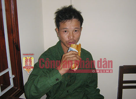 Tên sát nhân này vẫn bình thản ngồi ăn bánh mì sau khi gây thảm án. Tên sát nhân này vẫn bình thản ngồi ăn bánh mì sau khi gây thảm án.