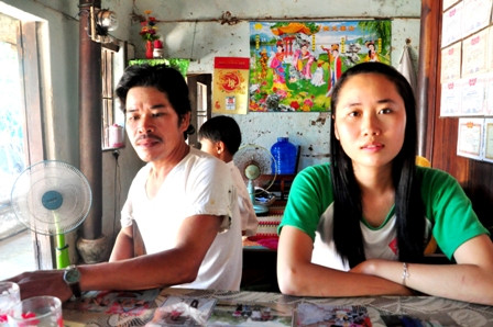 Ông Nguyễn Văn Mỹ và em Ánh Nguyệt trò chuyện với PV Dân trí tại nhà