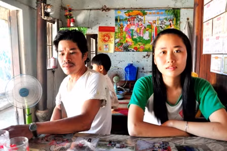 Ước mơ trở thành công an của nữ sinh nghèo đạt 27 điểm khối C ảnh 1 Ông Nguyễn Văn Mỹ và em Ánh Nguyệt trò chuyện với PV Dân trí tại nhà