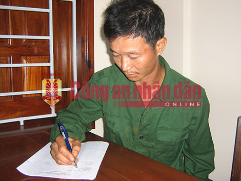 Đối tượng Vũ Văn Đản ngồi viết tường trình về vụ việc. Đối tượng Vũ Văn Đản ngồi viết tường trình về vụ việc.